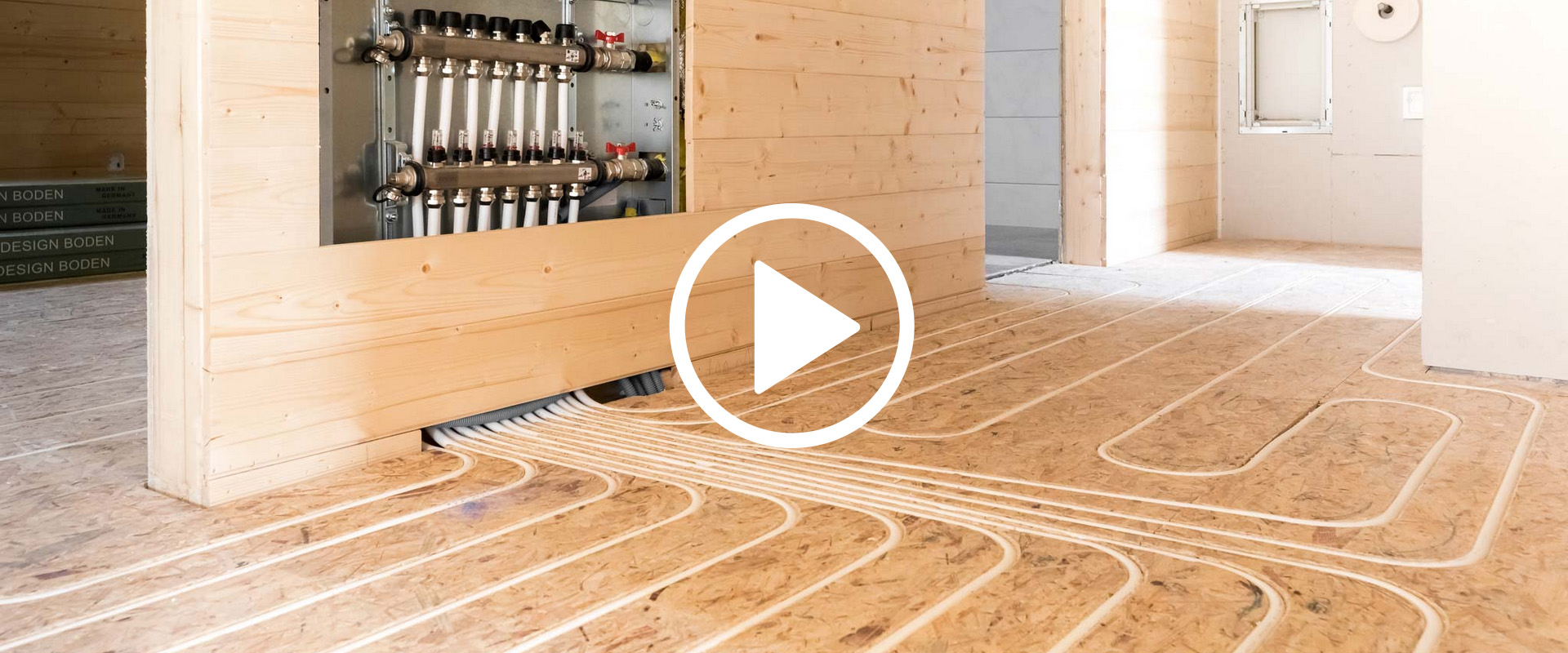 Bekijk de presentatie video van vloerverwarming infrezen in OSB